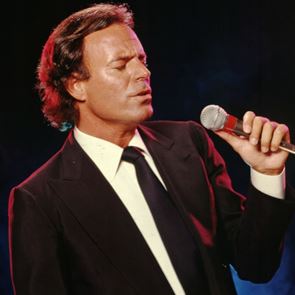 Η ζωή του Julio Iglesias γίνεται σειρά στο <em>Netflix</em>