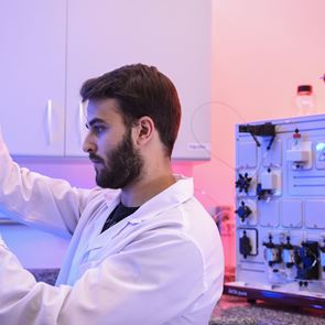 Καθηγητής του MIT εξηγεί πώς η Ελλάδα κατάφερε να αποφύγει τα χειρότερα