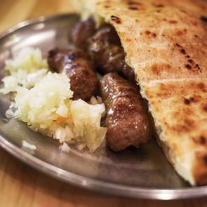 Πώς θα φτιάξεις το cevapcici, το κεμπάπ της Βοσνίας