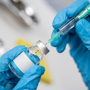 Οι εμβολιασμοί ενάντια στην Covid-19 θα ξεκινήσουν το <em>2021</em>