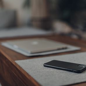 Γιατί πρέπει πάντα να αφήνεις το κινητό σου ανάποδα στο τραπέζι