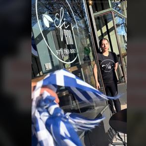 Αμερικανίδα μπερδεύει την ελληνική σημαία με του Ισραήλ και κατηγορεί εστιατόριο για γενοκτονία