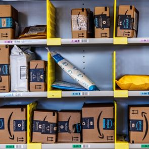 H τεχνητή νοημοσύνη βοηθά την Amazon να γλιτώσει 500.000 τόνους συσκευασίας