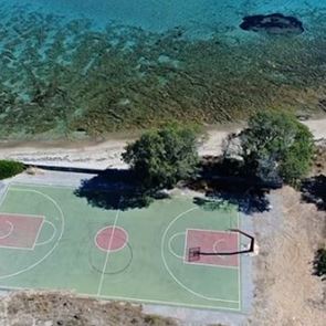 Σ' αυτό το γήπεδο μπάσκετ στην Ελαφόνησο παίζαμε έστω ένα μονό