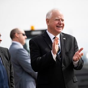 Ποιος είναι ο Tim Walz, ο υποψήφιος αντιπρόεδρος της Kamala Harris