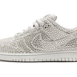 Ποιος γέμισε με διαμάντια τα Dunk Low της Nike