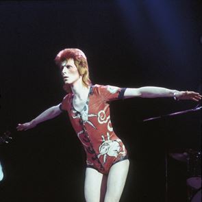 Όταν ο Kansai Yamamoto έντυνε τον David Bowie