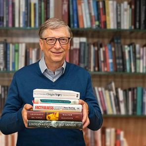 Η λίστα του Bill Gates με τα φετινά βιβλία που θα πάρει στην παραλία