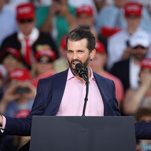 O <em>Donald</em> <em>Trump</em> Jr καλεί τον πατέρα του να εξαπολύσει "ολοκληρωτικό πόλεμο"