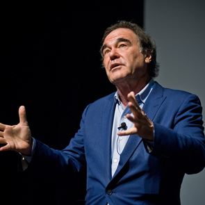 O Oliver Stone αποκάλυψε ότι έκανε το ρώσικο <em>εμβόλιο</em> για τον κορονοϊό