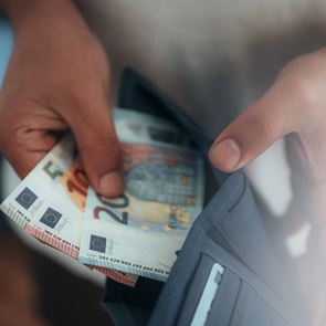 Τα επαγγέλματα που επιμένουν στα μετρητά