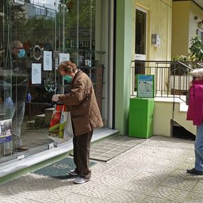Τα σχέδια των λοιμωξιολόγων για σχολεία και καταστήματα