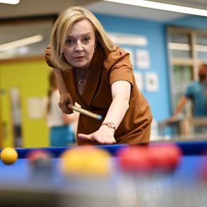 Όλα όσα γνωρίζουμε για τη Liz Truss