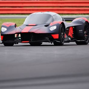 Η Aston Martin Valkyrie βγήκε επιτέλους στην πίστα