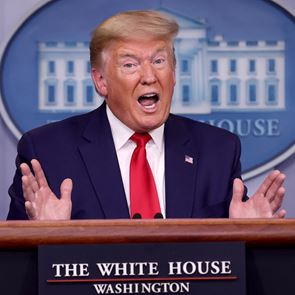 Ο Donald <em>Trump</em> φόρεσε επιτέλους μάσκα