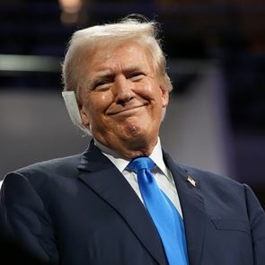 Σε άλλα νέα, ο Trump υπόσχεται στους ψηφοφόρους του ότι δε θα χρειαστεί να ψηφίσουν ξανά ποτέ