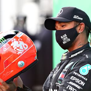 Ο Mick Schumacher χάρισε το κράνος του πατέρα του στον Lewis Hamilton