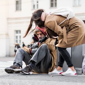 Ο <em>κορονοϊός</em> απειλεί να βυθίσει μισό δισ. ανθρώπους στη φτώχεια