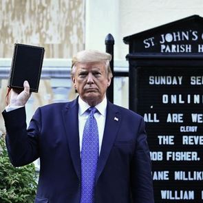Πλέον μπορείς να αγοράσεις τη Βίβλο του Donald <em>Trump</em>