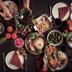 Η τροφοθήκη του χριστουγεννιάτικου τραπεζιού