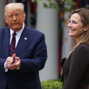 Η Amy Coney Barrett είναι η εκλεκτή του <em>Donald</em> <em>Trump</em> για τη θέση της RBG