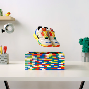 adidas και Lego λανσάρουν τα πιο πολύχρωμα αντρικά <em>sneakers</em>