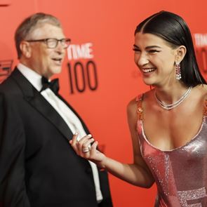 Η Phoebe Gates ποζάρει με μαγιό για πολύ σοβαρό λόγο