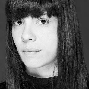 Η Violet Louise θέλει συνεχώς να εξερευνά παράξενες ιστορίες