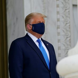 Η σχέση του <em>Donald</em> <em>Trump</em> με τον κορονοϊό μέσα από δηλώσεις του