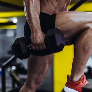 Μια HIIT <em>προπόνηση</em> 20 λεπτών με αλτήρες