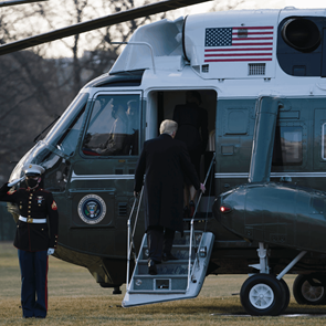 Ο Donald <em>Trump</em> φεύγει αλλά υπόσχεται να επιστρέψει