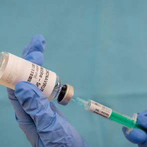 Ο πρώτος άνθρωπος που έλαβε το <em>εμβόλιο</em> των AstraZeneca/Οξφόρδης