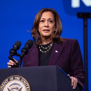 H Kamala Harris μόλις 'έσβησε' το οικονομικό πλεονέκτημα που διατηρούσε ο Donald Trump