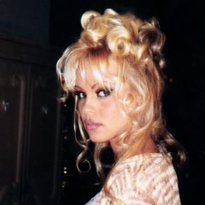 Το Pamela, A Love Story έρχεται για να βάλει τα πράγματα στη θέση τους