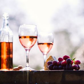 Καλωσορίζοντας το καλοκαίρι με θαυμάσια ροζέ κρασιά