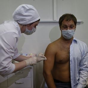 Στην Ρωσία ξεκίνησε η διανομή του <em>εμβολίου</em> κατά της Covid-19