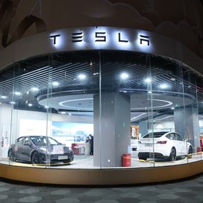 Αν θες να πουλήσεις το <em>Tesla</em> Cybertruck σου, πρέπει πρώτα να ρωτήσεις την <em>Tesla</em>