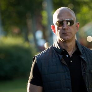 O Jeff Bezos συναντά τον <em>James</em> <em>Bond</em>