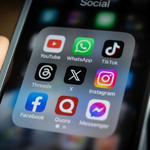 Γιατί αφαίρεσε η <em>Apple</em> το Whatsapp και το Threads από το κινεζικό App Store;
