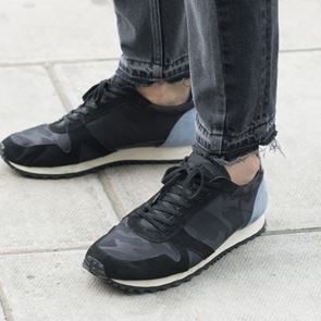 4 στυλ μαύρων sneakers που είναι μόδα