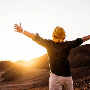 Τι χρώμα ρούχα φοράμε στον ήλιο για να μη ζεσταινόμαστε