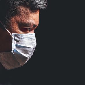 Νέα έρευνα εξηγει γιατί η <em>COVID</em>-19 πλήττει περισσότερο τους άντρες