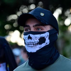 Εκατοντάδες <em>Ισπανοί</em> διαδήλωσαν ενάντια στη χρήση μάσκας