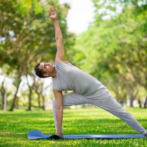 Ποια είναι η άσκηση του σκορπιού και γιατί έχει πολλαπλά οφέλη για την υγεία σου