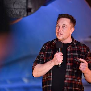 Elon Musk: Ένα βήμα πριν πουλήσει το 10% του ποσοστού του στην <em>Tesla</em>