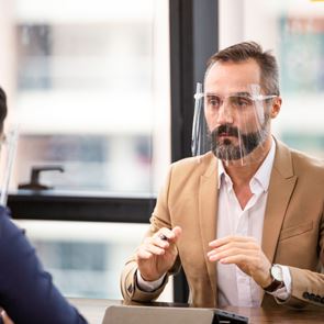 Γιατί οι επιστήμονες προτιμούν τις <em>μάσκες</em> προστασίας από τις πλαστικές προσωπίδες