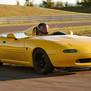 Ναι, κυκλοφορεί μονοθέσιο restomod Mazda MX-5 πρώτης γενιάς