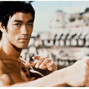 Τα απίστευτα push-ups του Bruce Lee με δύο μόνο δάχτυλα