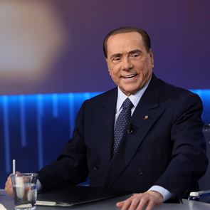 Η επιστροφή του Silvio Berlusconi μετά... βηματοδότη