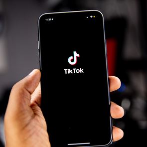 <em>Facebook</em> και YouTube ανοίγουν πόλεμο με το TikTok